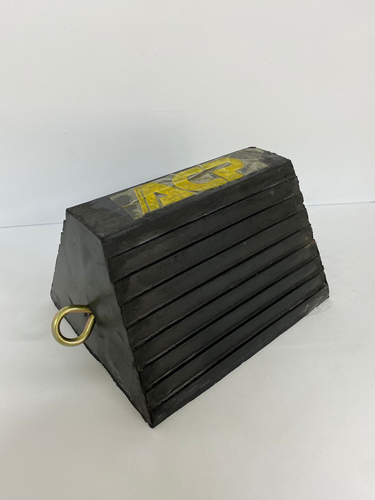 Cuña Tope para Llanta (Hule Reforzado) con Argolla - Código ACPWC9575